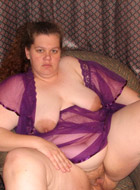 A sexy tie-wearing plomper is posing nude