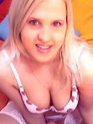 Sarah is chillin at home on her webcam waitin to play with herself